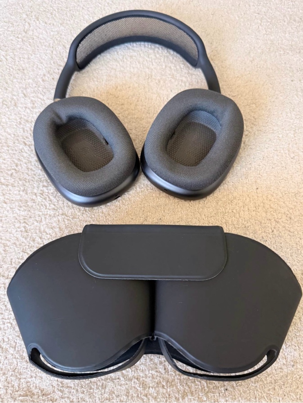 Apple AirPods Max and Smart Case - Space Gray